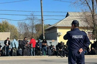 сотни трудовых мигрантов не могут вернуться домой из казахстана