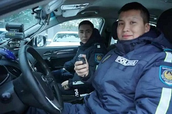 казахстанские полицейские помогли россиянину, у которого в дороге закончился бензин