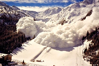 на трассе бишкек-торугарт артиллерийскими снарядами бьют по лавинам