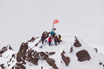 «пик путина»: в кыргызстане «бессмертный полк» прошел на высоте 4446 метров над уровнем моря