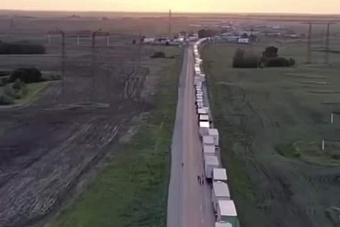 власти казахстана сообщили о скоплении грузовых машин на границе с россией