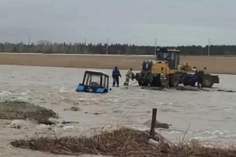в казахстане трактор ушел под воду вместе с водителем