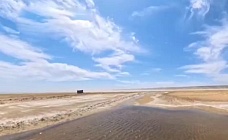 на высохшем дне аральского моря начали добычу артезианских вод