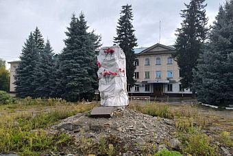 История великого обмана Зыряновска: замотанный в тряпье Ленин, гопники с ножами и заброшенные дома и заводы рядом с акиматом