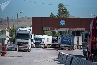 на границе кыргызстана и казахстана снова сотни фур скопились в большой пробке