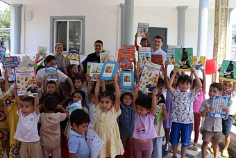 «русский дом» передал в детский сад в душанбе крупную партию книг