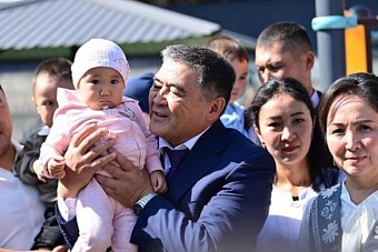 президент кыргызстана распорядился выплачивать многодетным матерям до 2 млн сомов