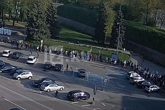 эстонцы за 10 евро штурмуют российские границы и магазины