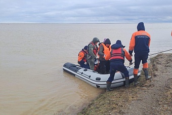 наводнение в казахстане: полицейские спасают людей и животных в подтопленных районах