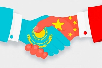 токаев провел переговоры с министром иностранных дел кнр