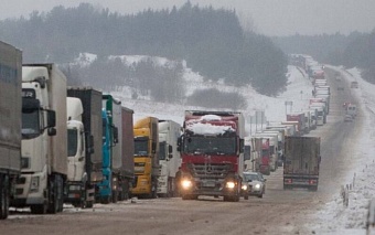 казахские и узбекские большегрузы стоят в многокилометровой пробке на литовско-белорусской границе