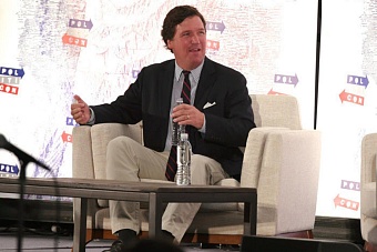 алекс джонс: такер карлсон уже взял интервью у путина