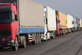 В Кыргызстане сообщили о большом скоплении автомобилей на границе с Казахстаном