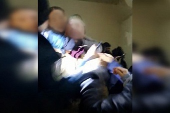 жительница узбекистана потребовала включить свет, приставив нож к горлу электромонтера