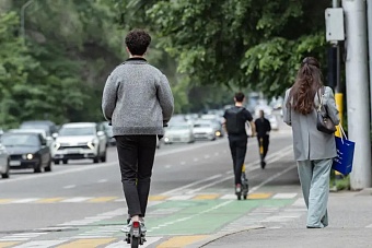 в алматы обсуждают запрет электросамокатов из-за  хаоса на улицах