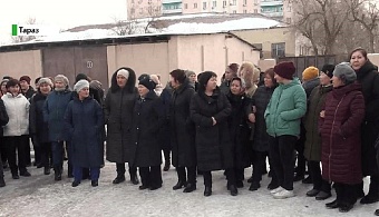 обслуживающий персонал таразского университета в казахстане устроил массовую забастовку