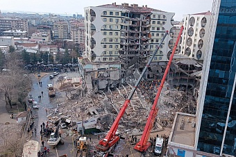 при землетрясении в турции погибли 12 391 человек