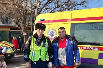 рискуя жизнью, полицейский и фельдшер, вытащили женщину из горящего дома в алматы