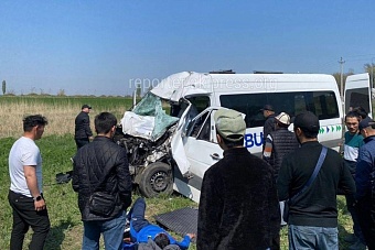 в дтп на трассе бишкек —«манас» в школьный автобус въехала маршрутка, пострадали 18 пассажиров