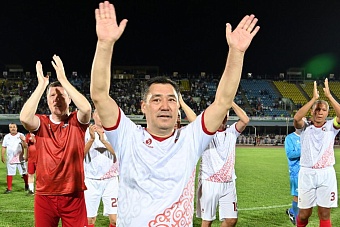 садыр жапаров 30 августа сыграет с легендами мирового футбола