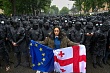 «Дядя работал в гестапо»: как просроченный грузинский президент зовет на кровавые митинги школьников, а сама прячется за спины охранников