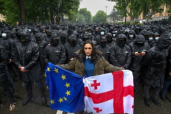 «Дядя работал в гестапо»: как просроченный грузинский президент зовет на кровавые митинги школьников, а сама прячется за спины охранников