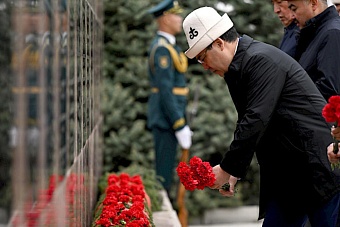 садыр жапаров почтил память погибших во время апрельской народной революции 2010 года