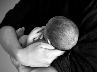 в казахстане родители пытались продать свою новорожденную дочь (видео)