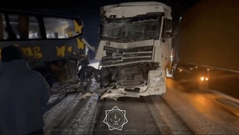 в казахстане  грузовик столкнулся с пассажирским автобусом, следовавшим по маршруту «уфа – самарканд»