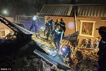 под завалами ищут семью: в алматы на жилые дома сошел слой земли
