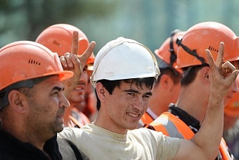 «нг»: мигранты из центральной азии заинтересовались западом