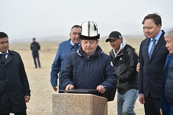 глава правительства киргизии принял участие в закладке капсулы под строительство солнечной электростанции 