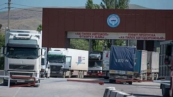 на кыргызско-казахстанской границе образовалась очередь из 150 грузовиков