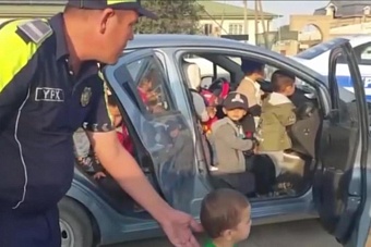 рекорд «запорожца» побит: в узбекистане в малолитражке обнаружили 25 детей (видео)