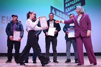 на курилах чествуют рабочих из узбекистана: парни спасли тонущего ребенка и мужчину