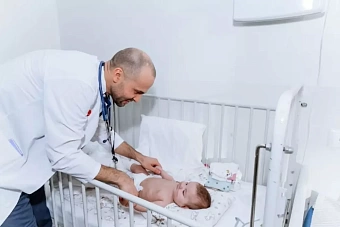 в российском центре им мешалкина таджикской девочке спасли жизнь, впервые  при заболевании коронавирусом проведя операцию на сердце