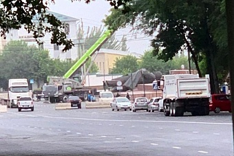 Как в южной столице Кыргызстана всю ночь сносили памятник Ленину 