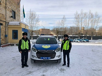 казахстанские полицейские приняли роды в служебной автомашине 