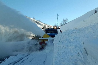 в восточном казахстане спасатели спускают снежные лавины