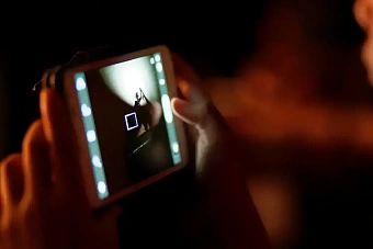 Школьникам в Казахстане запретили пользоваться смартфонами на уроках: президент подписал закон