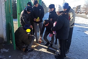 киргизские милиционеры и школьники напоили бездомных чаем