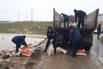 тасс: в казахстане сооружают каналы для отведения паводковой воды в каспий