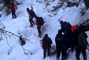 в горах казахстана нашли попавшую под лавину туристку  