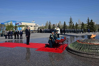 президент казахстана назвал священным долгом казахстанцев заботу о ветеранах великой отечественной войны