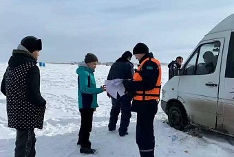 машина провалилась под лед на водохранилище в казахстане