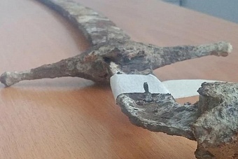 уникальная старинная сабля с изогнутым лезвием найдена в кыргызстане