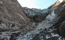 гигантский ледник может обрушиться на людей в таджикистане