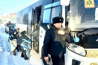 в сибири спасли от гибели детскую хоккейную команду из казахстана