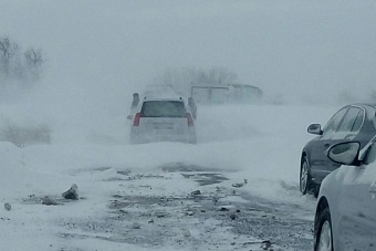 более 70 автомобилей в казахстане оказались в снежном плену