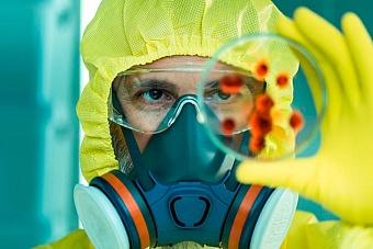 Вакцина от оспы обезьян существует давно, но мировые фармкомпании готовят новые эксперименты над людьми